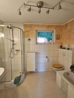 Hair dryer, towels, soap, toilet paper - Ruwertal: Unspoiled Nature, Roman Culture, and Lake Experiences / Gusterath near Trier (Gusterath)