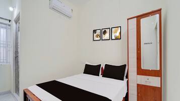 Escritorio, wifi gratis, ropa de cama