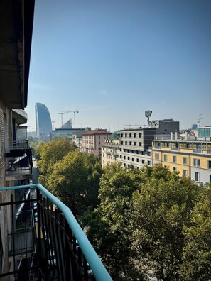 Stadtansicht mit Gebäuden, Bäumen und blauem Himmel.