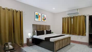 Desk, WiFi (free), bed sheets
