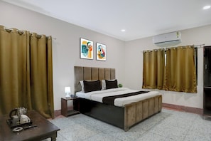 Escritorio, wifi gratis, ropa de cama