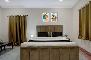 Escritorio, wifi gratis y ropa de cama