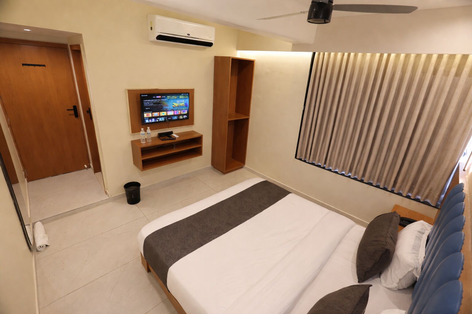 Desk, WiFi (free)