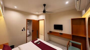 Executive Room, City View | Desk, free WiFi