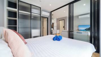 Appartement, 1 slaapkamer, kitchenette, uitzicht op zwembad | Een kluis op de kamer, een strijkplank/strijkijzer, gratis wifi