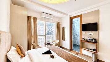 Deluxe Double Room, Air conditioning | Hypo-allergenic bedding available, desk, soundproofing, WiFi (free)