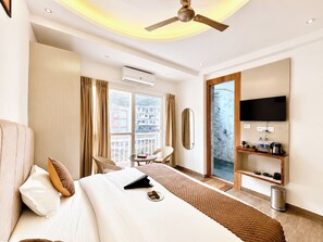 ห้องดีลักซ์ดับเบิล, เครื่องปรับอากาศ | เครื่องนอนป้องกันสารก่อภูมิแพ้, โต๊ะทำงาน, ห้องเก็บเสียง, Wi-Fi ฟรี