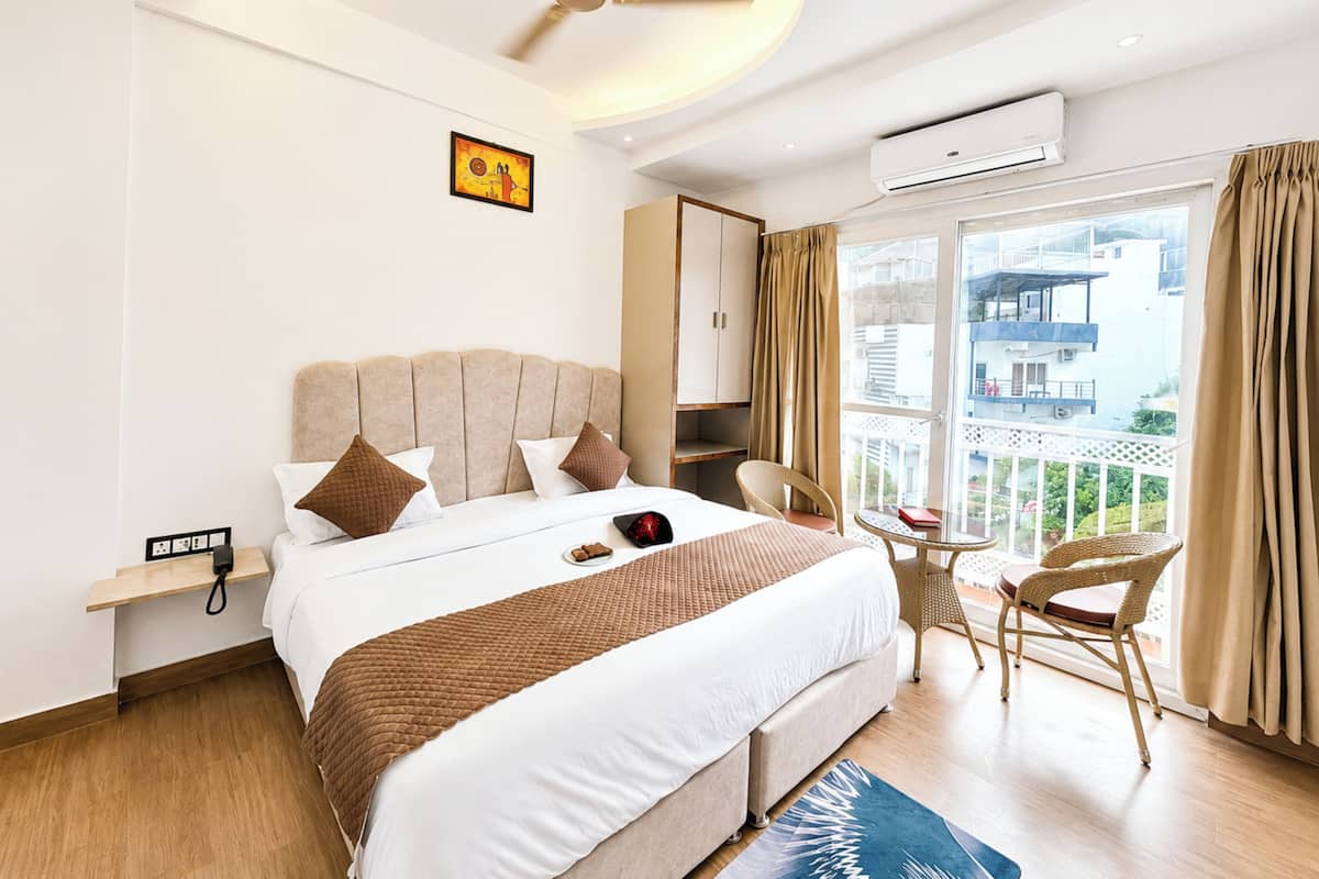 Hypo-allergenic bedding, desk, soundproofing, free WiFi