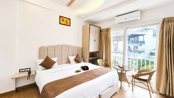 Hypo-allergenic bedding available, desk, soundproofing, WiFi (free)