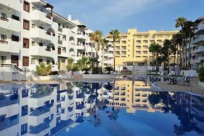 Enjoy a comfortable stay in this cozy apartment. Ideal for up to 3 guests, it features 1 bed, 1 sofa bed, WiFi, a living room with TV, a dining area, and a fully equipped kitchen. The complex also offers a shared swimming pool and on-site parking for you