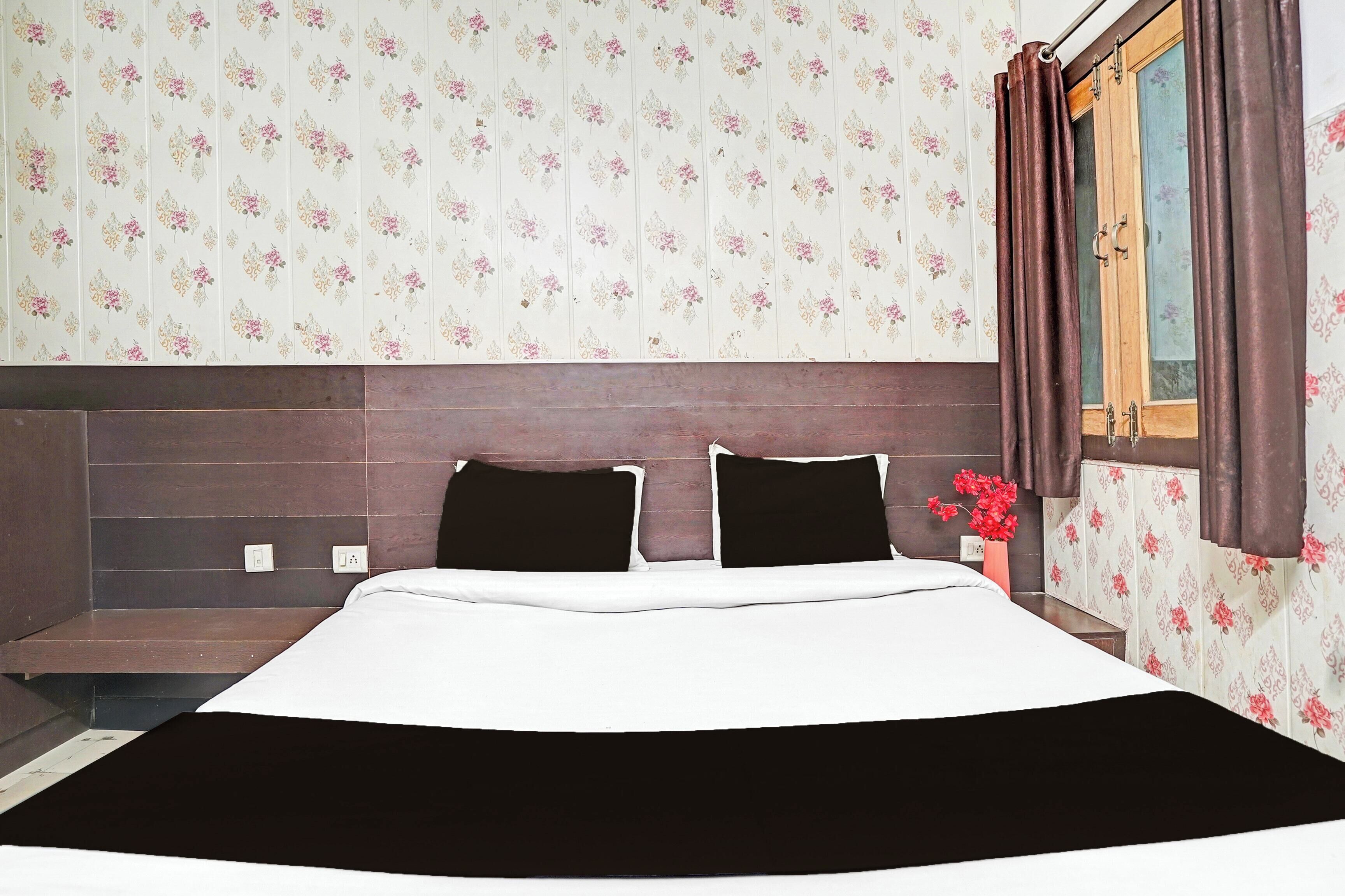 Desk, WiFi (free), bed sheets