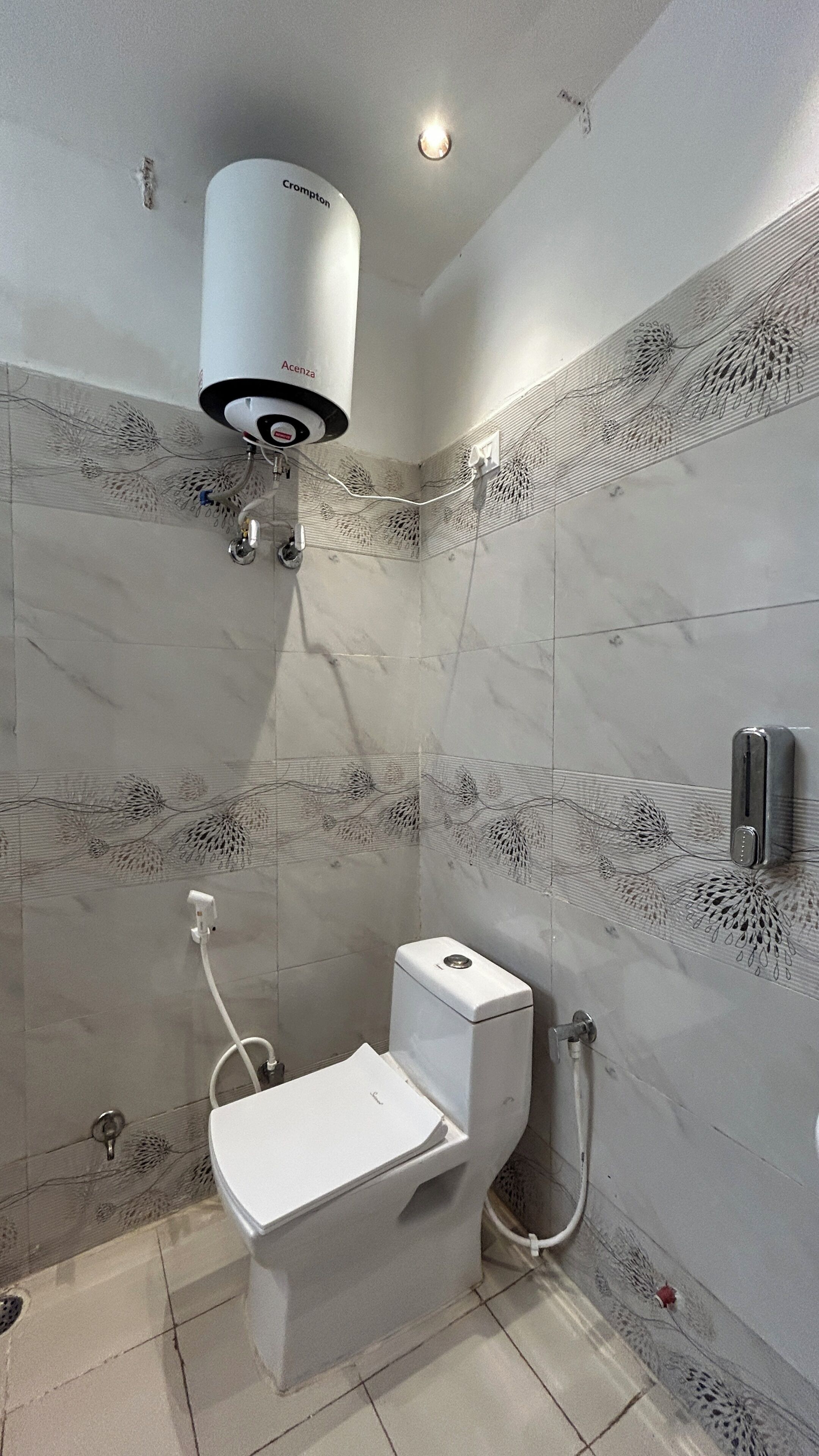 Une salle de bain équipée de toilettes, d’une douche et d’un radiateur fixé au mur.