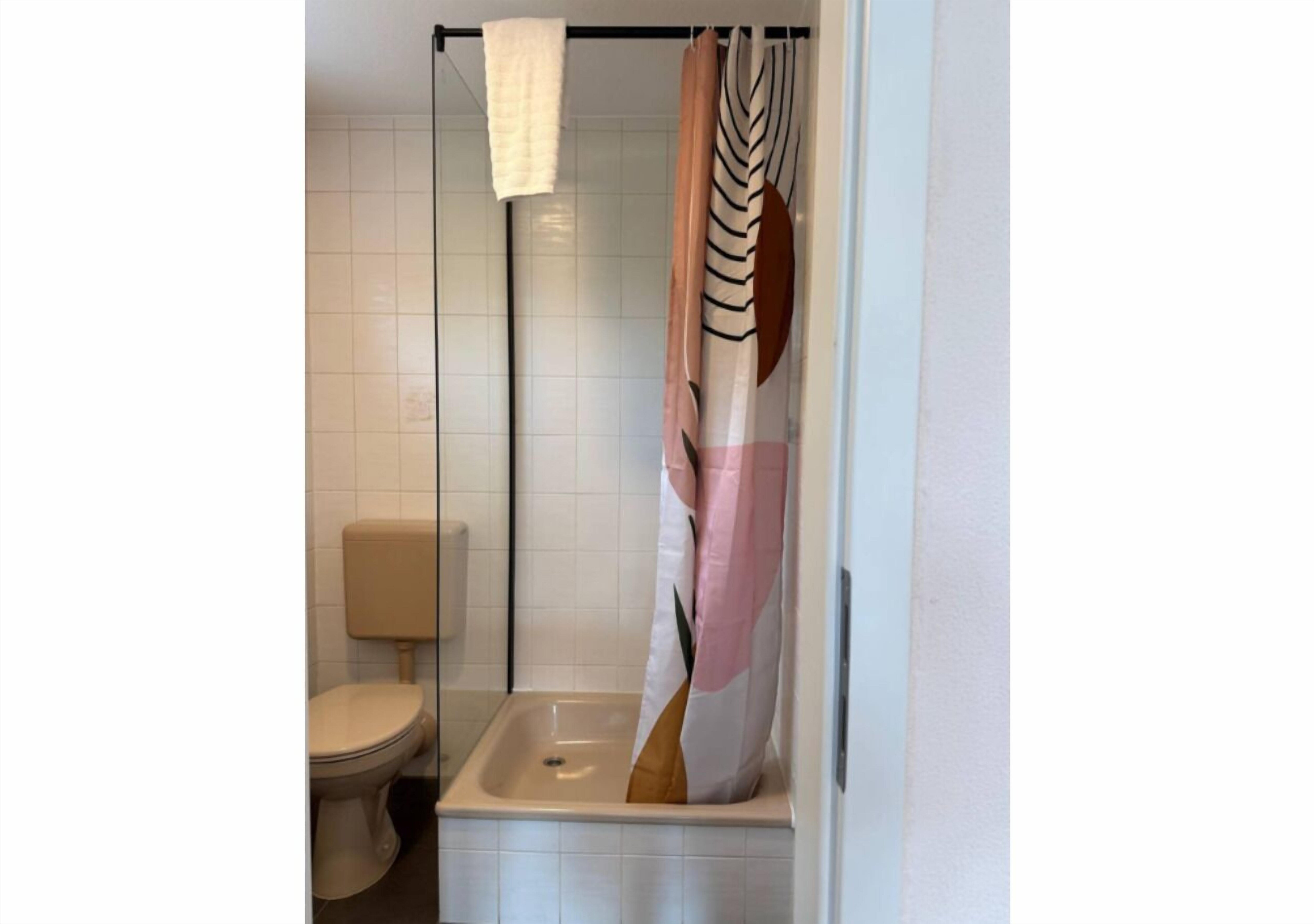 Douche, sèche-cheveux, serviettes fournies, papier toilette
