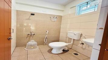 Kamar Double Deluks, pemandangan kota | Kamar mandi | Shower, perlengkapan mandi gratis, pengering rambut, dan handuk
