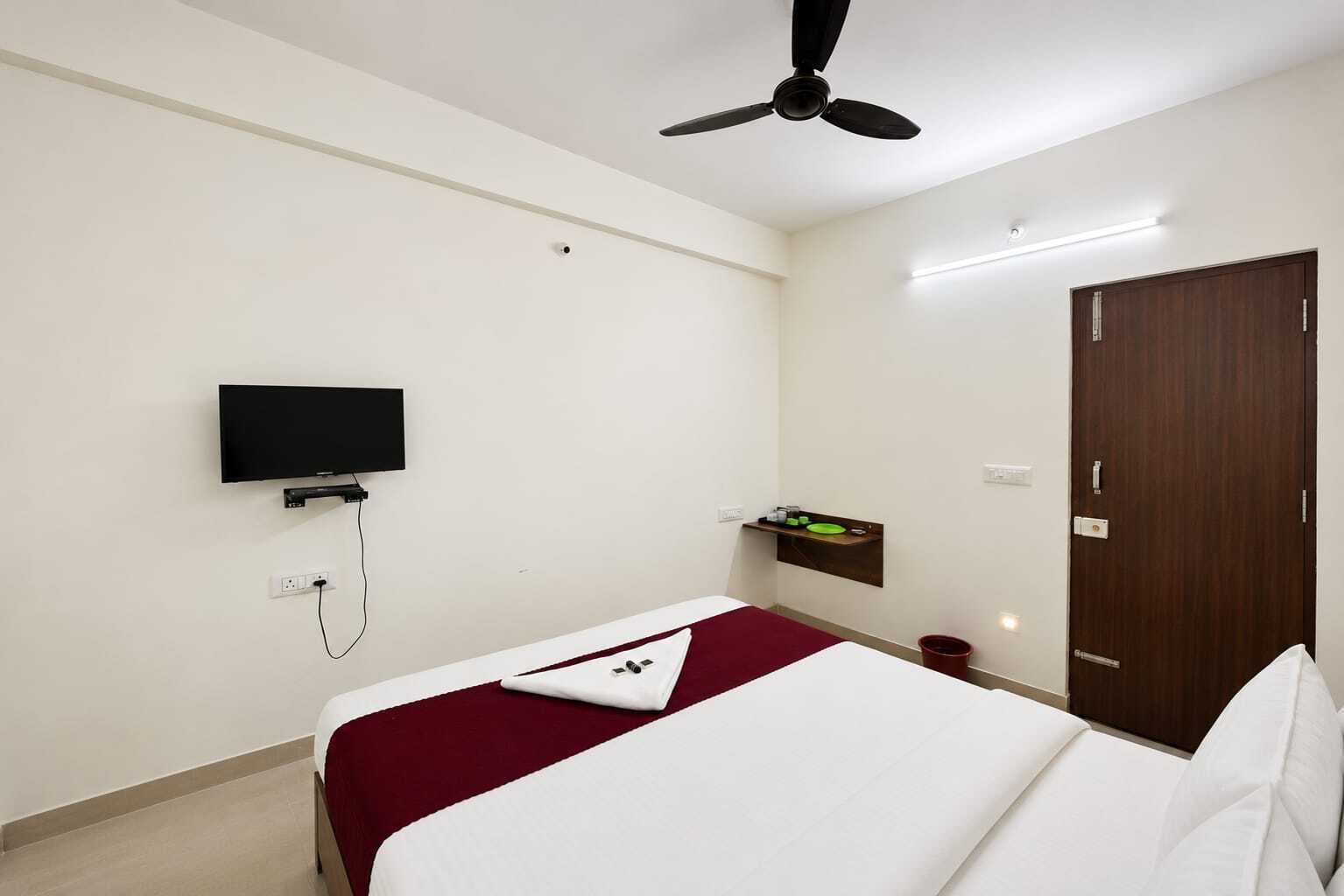 Quarto casal luxo, vista para a cidade | Cofres nos quartos, escrivaninha, espaço de trabalho para notebook