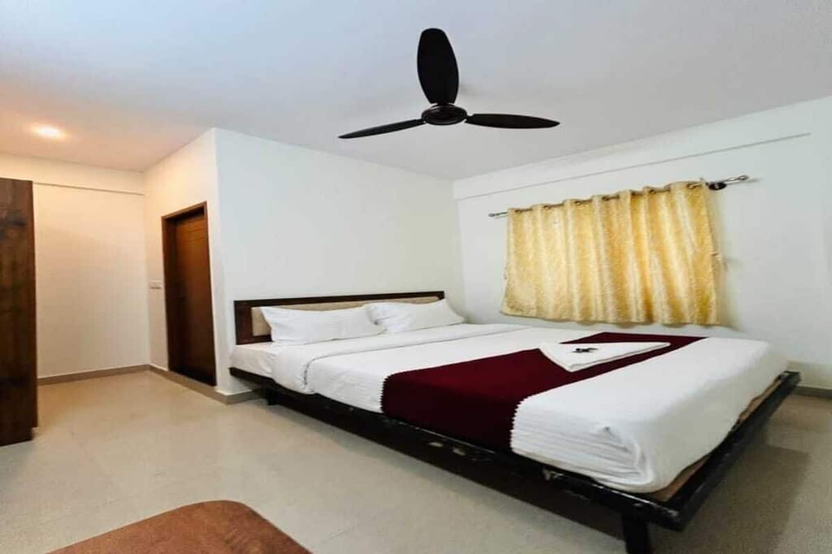 Habitación doble Deluxe, vista a la ciudad | Caja de seguridad en la habitación y escritorio