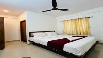 Kamar Double Deluks, pemandangan kota | Brankas, meja kerja, ruang kerja ramah laptop, dan setrika/meja setrika