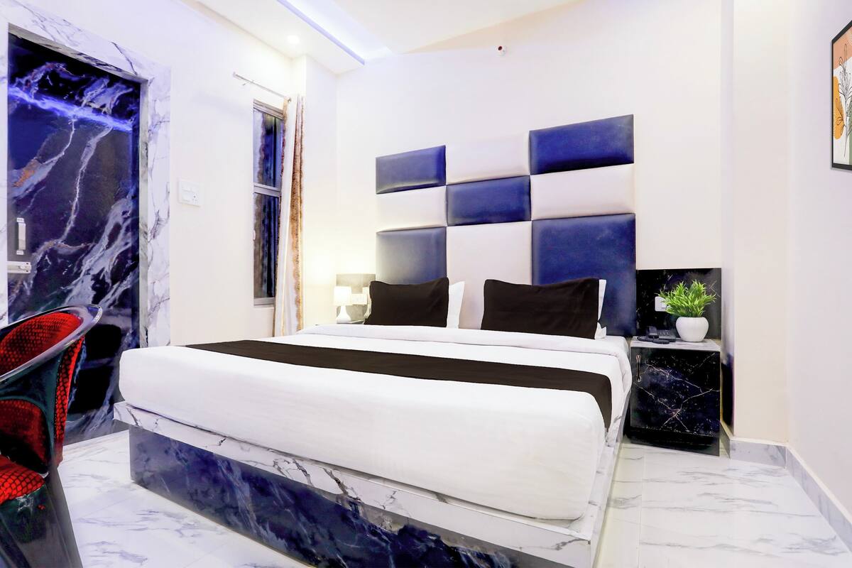 Desk, WiFi (free), bed sheets