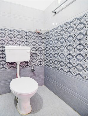Regadera, amenidades de baño gratuitas, toallas, jabón
