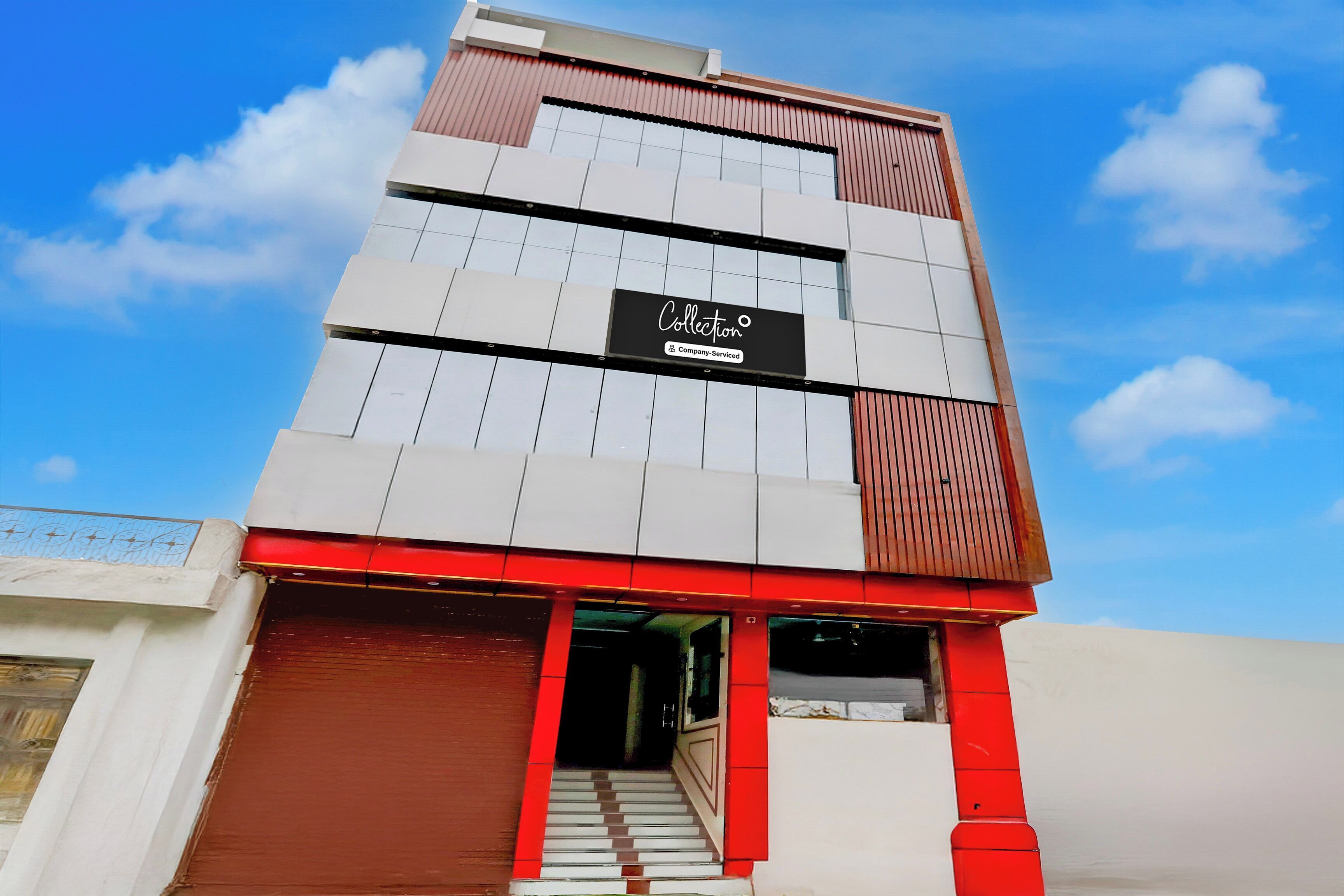 Un edificio moderno con un letrero que dice 'Collection' y 'Company Serviced'.
