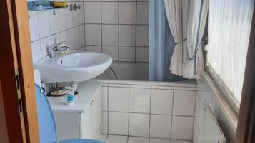 Haartrockner, Bidet, Handtücher, Seife