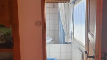 Haartrockner, Bidet, Handtücher, Seife