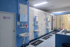 Bathroom - J cafe & hostel (Chang Wat Chiang Mai)