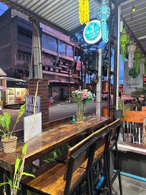 Outdoor dining - J cafe & hostel (Chang Wat Chiang Mai)