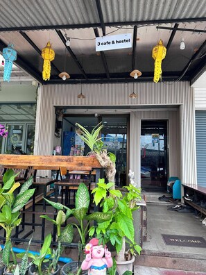 Tempat makan luar