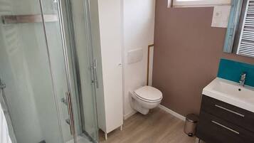 Bruser, hårtørrer, håndklæder, Toiletpapir