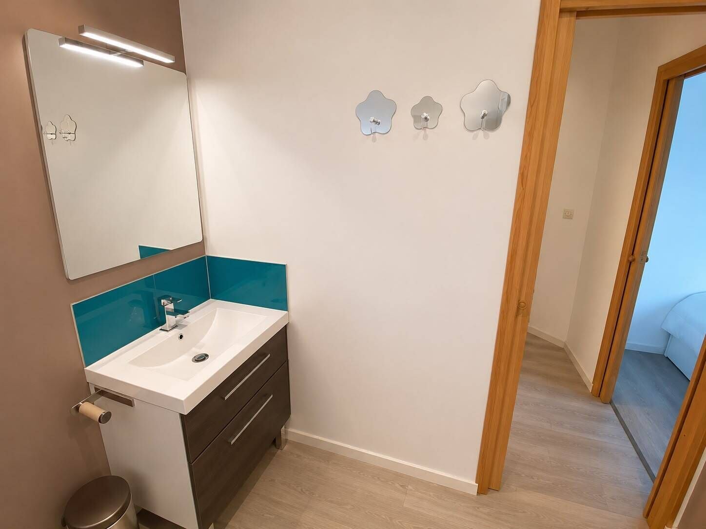 Douche, sèche-cheveux, serviettes fournies, papier toilette