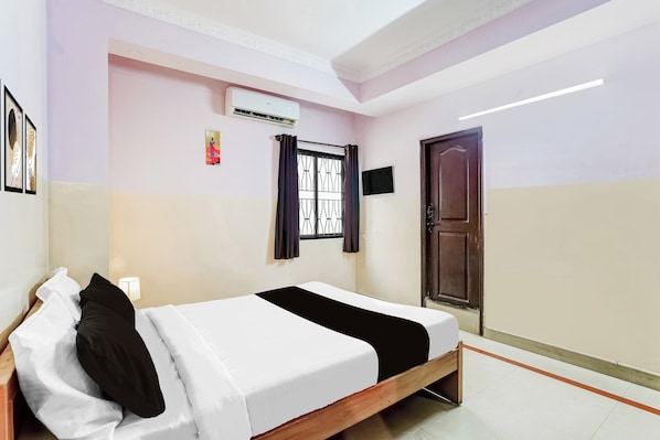 Desk, WiFi (free), bed sheets - Collection O Yeshwantpur Formerly Sunder (Bangalore)