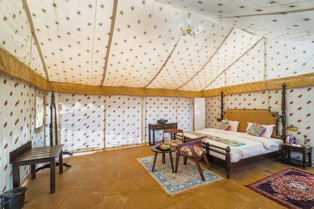 Tienda de campaña básica, vista al desierto | Escritorio, espacio para trabajar con laptop y wifi gratis 