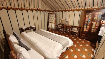 Tienda de campaña básica, vista al desierto | Escritorio, espacio para trabajar con laptop y wifi gratis