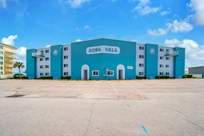 Ein mehrstöckiges Gebäude mit der Aufschrift 'AQUA VILLA' an der Vorderseite.