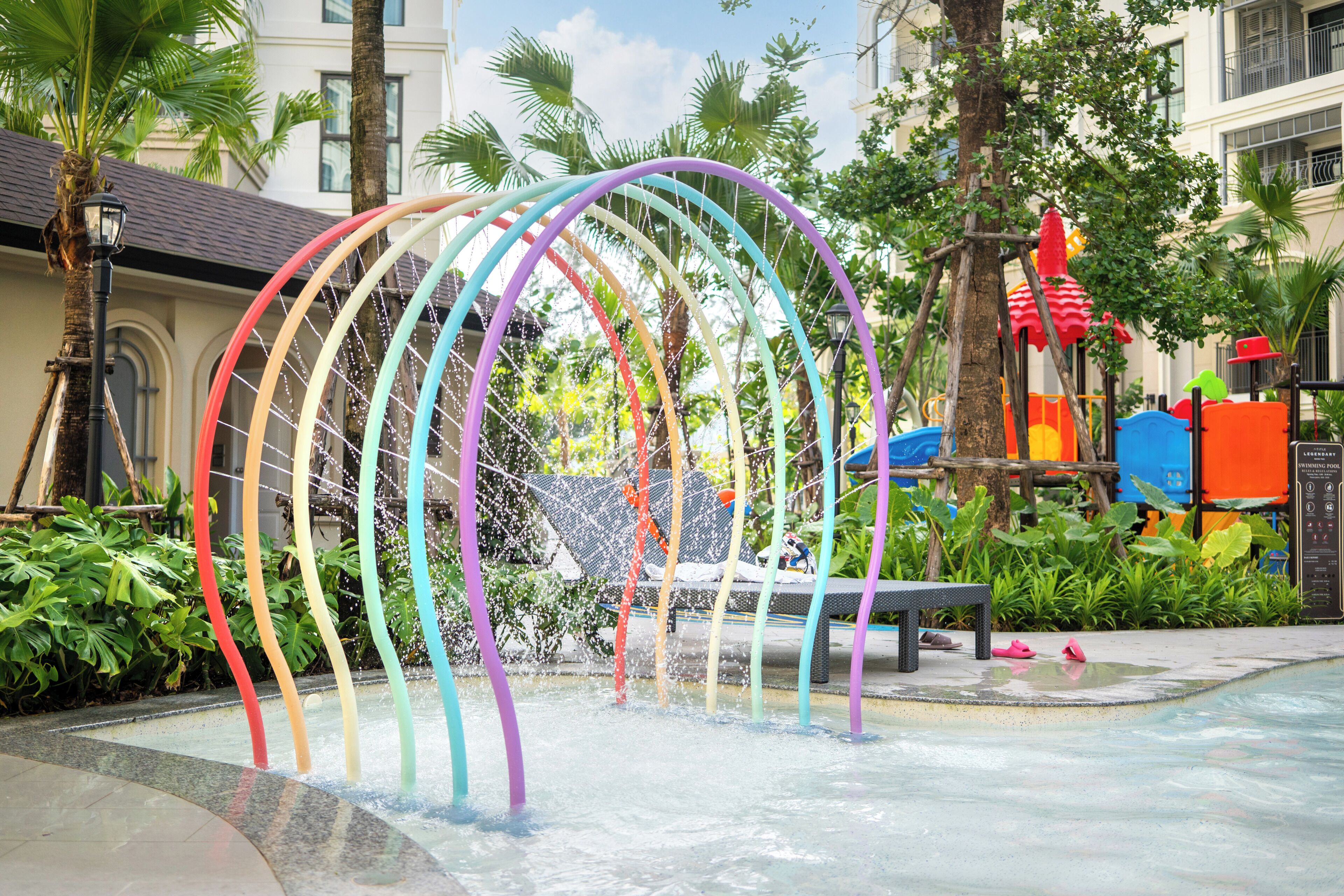 Una piscina al aire libre