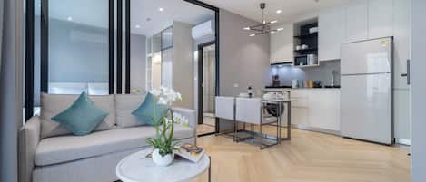 Condo Deluxe, vista a la alberca | Área de sala de estar
