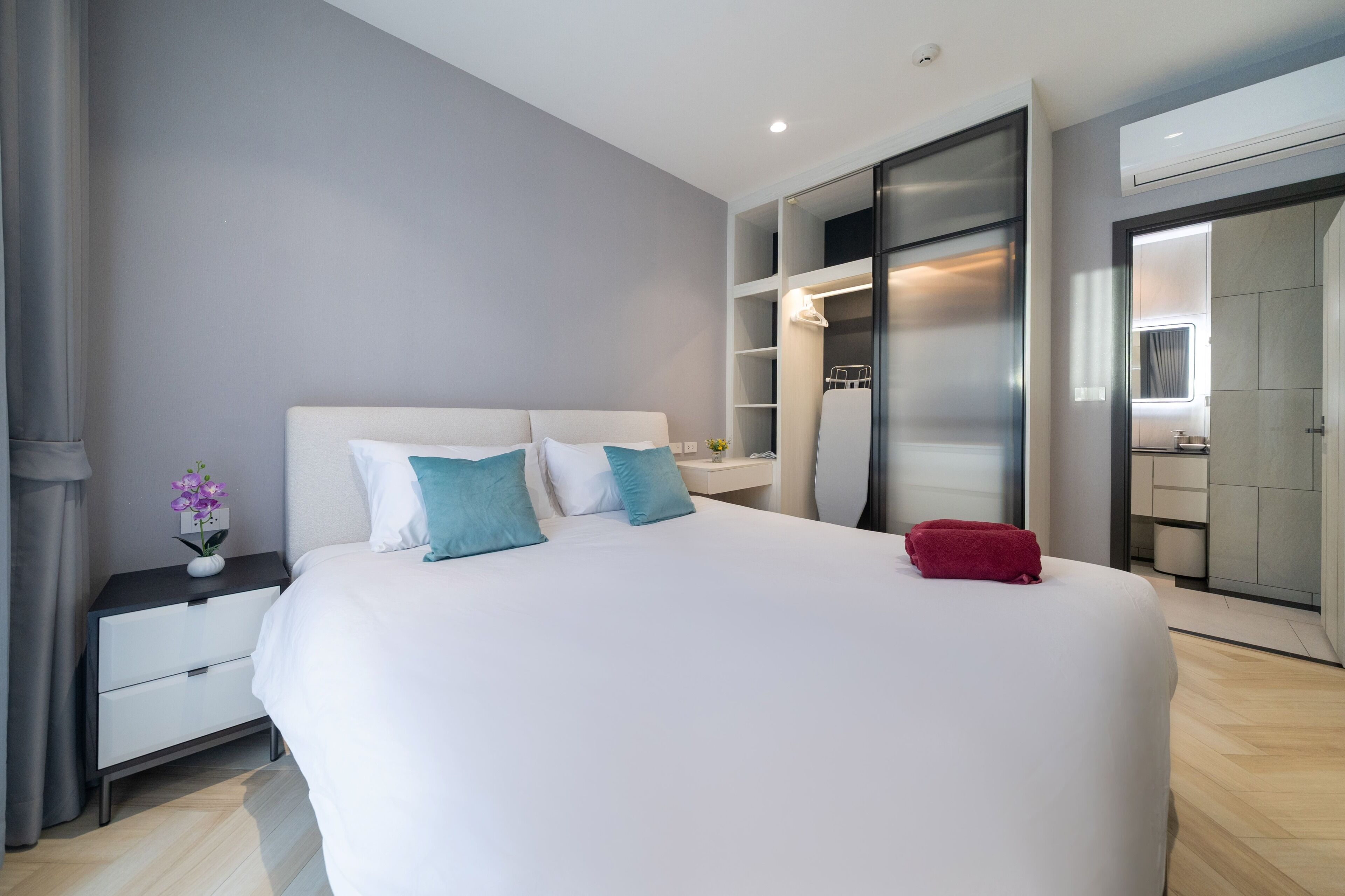 Apartamento Deluxe, vistas a la piscina | Caja fuerte, cortinas opacas, tabla de planchar con plancha