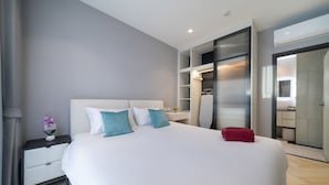 Deluxe Condo, Pool View | Peti besi dalam bilik, langsir/tirai gelap terus 