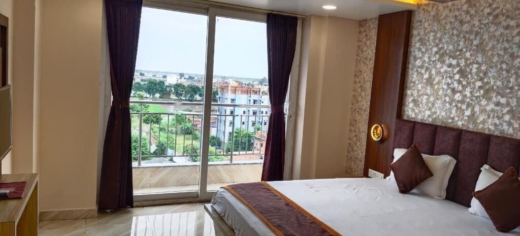 Deluxe tweepersoonskamer, balkon, uitzicht op de stad | Een laptopwerkplek, gratis wifi