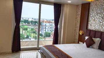 Deluxe tweepersoonskamer, balkon, uitzicht op de stad | Een laptopwerkplek, gratis wifi
