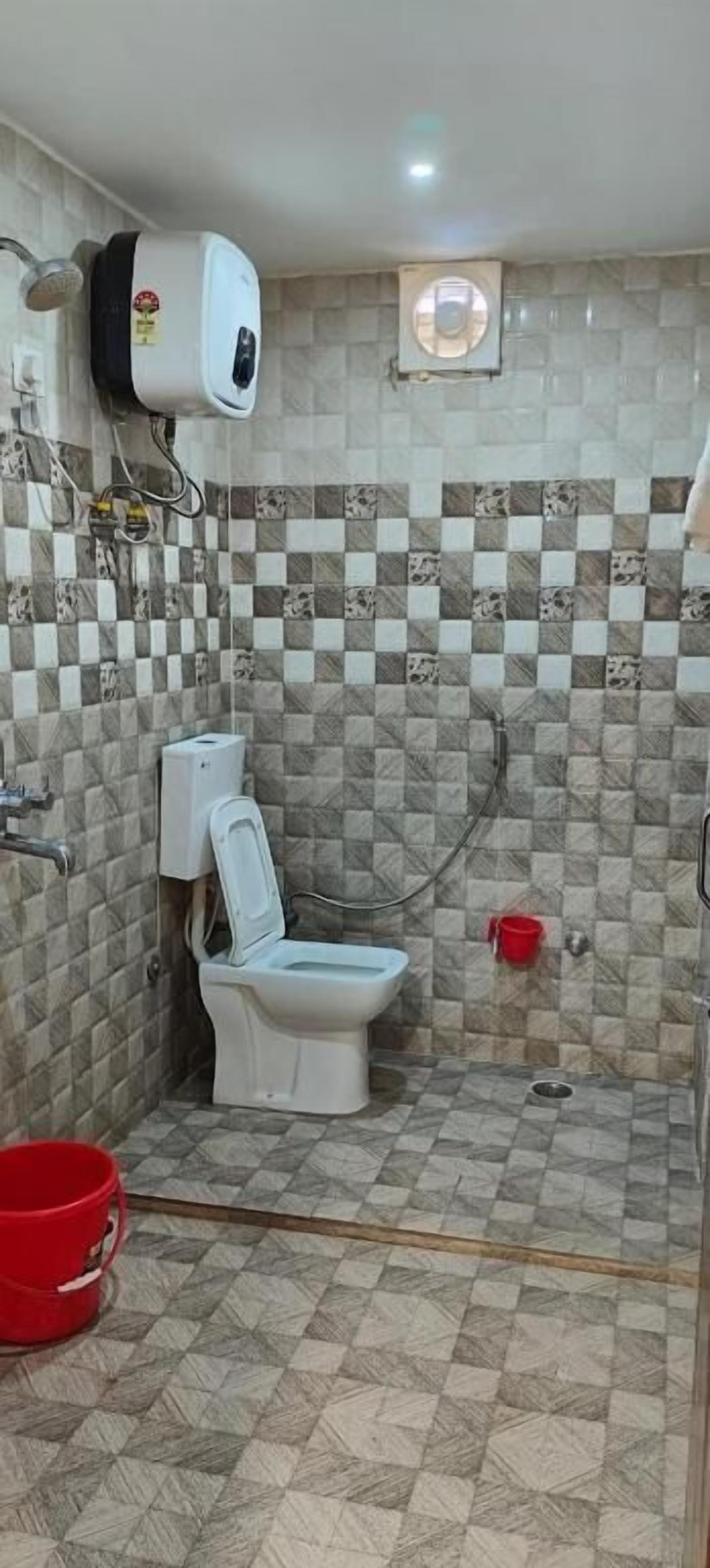 Deluxe tweepersoonskamer, balkon, uitzicht op de stad | Badkamer | Een douche, gratis toiletartikelen, handdoeken