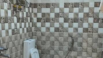 Deluxe tweepersoonskamer, balkon, uitzicht op de stad | Badkamer | Een douche, gratis toiletartikelen, handdoeken