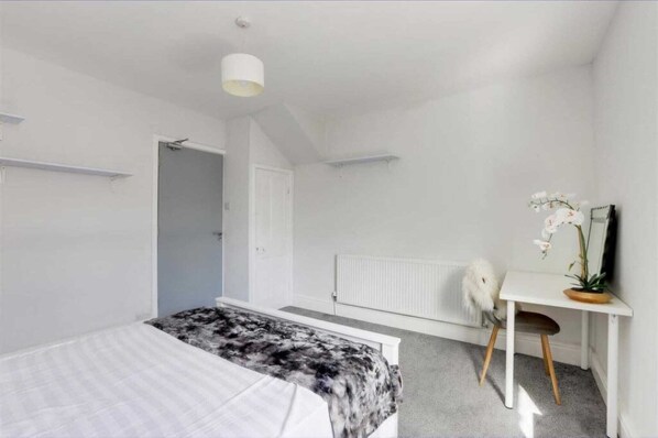 3 habitaciones, tabla de planchar con plancha y wifi gratis 