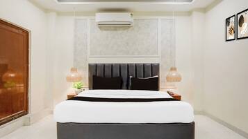 Desk, free WiFi, bed sheets