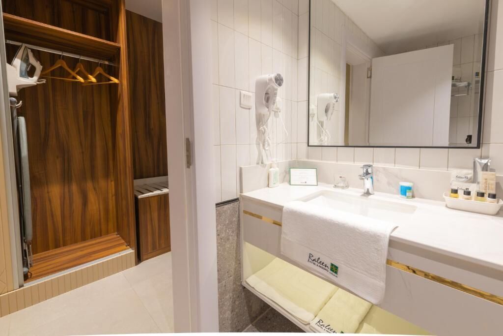 Twin Room | Bathroom