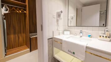 Twin Room | Bathroom