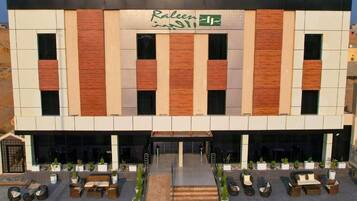 Um edifício moderno com uma placa que diz 'Ralen in 21'.