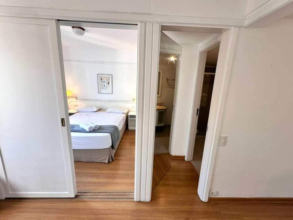 Una camera da letto con un letto, un comodino e una abat-jour.