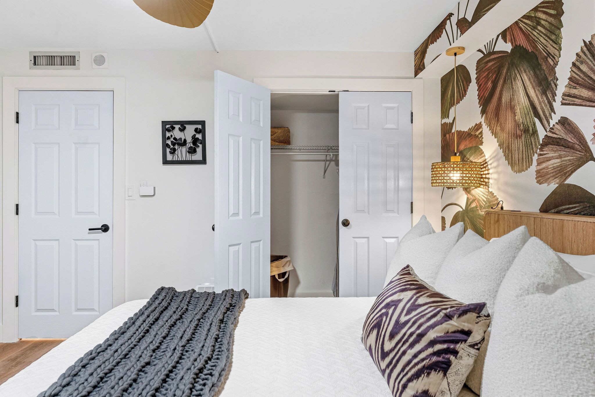 3 bedrooms, iron/ironing board, travel cot, Internet